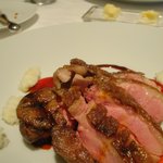 ア・ニュ ルトゥルヴェ・ヴー - マダムビュルゴーのシャラン鴨もも肉のソテー　白と赤のソース。