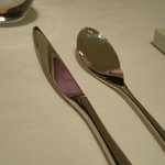 ア・ニュ ルトゥルヴェ・ヴー - 「燕-enn」製のナイフとスプーンです。