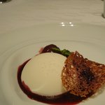 ア・ニュ ルトゥルヴェ・ヴー - クレームダンジュのパルフェ　巨峰のソース。