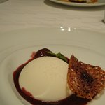 ア・ニュ ルトゥルヴェ・ヴー - クレームダンジュのパルフェ　巨峰のソース。