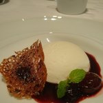 ア・ニュ ルトゥルヴェ・ヴー - クレームダンジュのパルフェ　巨峰のソース。