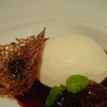 ア・ニュ ルトゥルヴェ・ヴー - クレームダンジュのパルフェ　巨峰のソース。