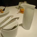 ア・ニュ ルトゥルヴェ・ヴー - 紅茶のミルクと砂糖です。