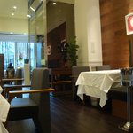 ア・ニュ ルトゥルヴェ・ヴー - ゆったりとした間隔の店内です。