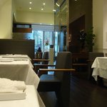 ア・ニュ ルトゥルヴェ・ヴー - ゆったりとした間隔の店内です。