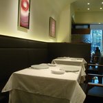 ア・ニュ ルトゥルヴェ・ヴー - ゆったりとした間隔の店内です。