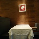 ア・ニュ ルトゥルヴェ・ヴー - いくつかのテーブルは、パーティションで区切られています。