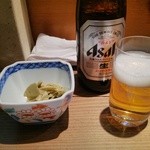 Shikiseto No Aji Tanita - 先ずはビール！（どこ行ってもやな～）と突き出し（ザーサイのごまだれ和え・・・だと思う）
