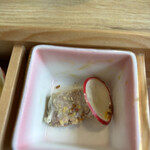 つるよし料理店 - パテドカンパーニュ中にピスタチオが。