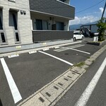 カフェ シフォン - アパート前がカフェの駐車場です