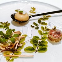 ル ジャルダン - 干し草のタルトレット　とうもろこしのボンボン　海苔のクリスプと鰹、魚醤のソース