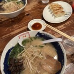 田舎食改革第1弾 嗚呼 隼 - 豚骨ラーメンのチャーシュー2枚800円、餃子360円、替玉100円