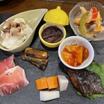 和酒処 小料理 酒幸 - あて盛り　定番の一品　ポテトサラダいぶりがっこ、蛍烏賊沖漬け、魚南蛮漬け、鰯明太、チャンジャキムチ、生ハムクリームチーズ、和風ピクルス、鰆味醂漬け？（だったかなぁ？）