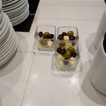 Lufthansa Senator Lounge - オリーブとチーズ