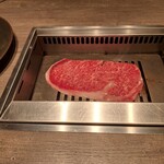 焼肉うしごろ - 網の鉄板の上で焼いている、群馬県産の大判サーロインその8です。