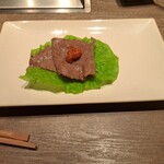 焼肉うしごろ - 調理後ポン酢に浸け、サンチュの上にのせてサムジャンものせた群馬県産の大判サーロイン・その2です。