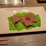 焼肉うしごろ - 調理後ポン酢に浸け、サンチュの上にのせてサムジャンものせた群馬県産の大判サーロイン・その3です。