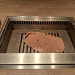 焼肉うしごろ - 網の鉄板の上で焼いている、群馬県産の大判サーロインその3です。