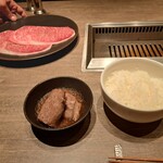 焼肉うしごろ - 群馬県産の大判サーロインの残り2枚と、ポン酢に浸けた調理後の群馬県産の大判サーロイン、魚沼産コシヒカリご飯です。