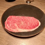 焼肉うしごろ - お皿に1枚残っている、調理前の群馬県産の大判サーロインです。
