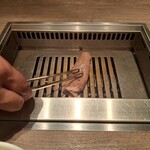 焼肉うしごろ - 網の鉄板の上で焼いている、群馬県産の大判サーロインその4です。