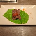 焼肉うしごろ - 調理後ポン酢に浸け、サンチュの上にのせてサムジャンものせた群馬県産の大判サーロイン・その5です。