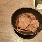 焼肉うしごろ - ポン酢に浸けた、調理後の群馬県産の大判サーロインその2です。