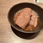 焼肉うしごろ - ポン酢に浸けた、調理後の群馬県産の大判サーロインその1です。