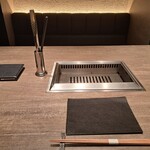 焼肉うしごろ - 個室風の空間席のテーブルです。