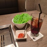 焼肉うしごろ - サンチュとサムジャン（赤味噌）、コーラです。