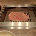 焼肉うしごろ - 網の鉄板の上で焼いている、群馬県産の大判サーロインその2です。
