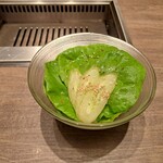 焼肉うしごろ - うしごろサラダです。このサラダも焼肉うしごろで必ずいただきますが、塩味の胡麻油の濃厚なコクが病み付きになります。