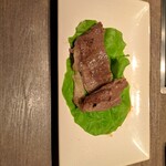 焼肉うしごろ - 調理後ポン酢に浸け、サンチュの上にのせた群馬県産の大判サーロインです。
