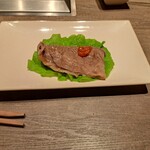 焼肉うしごろ - 調理後ポン酢に浸け、サンチュの上にのせてサムジャンものせた群馬県産の大判サーロイン・その1です。