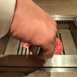 焼肉うしごろ - 網の鉄板の上で焼いている、群馬県産の大判サーロインその5です。