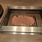 焼肉うしごろ - 網の鉄板の上で焼いている、群馬県産の大判サーロインその6です。