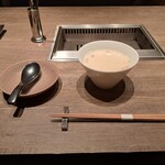 焼肉うしごろ - 濃厚コラーゲンのコムタンスープです。私が焼肉うしごろで必ずいただくスープですが、柔らかな塩味が何とも言えません。