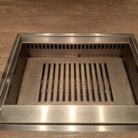 焼肉うしごろ 池袋店 - 網の鉄板です。