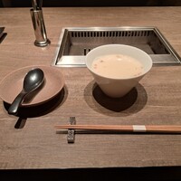 焼肉うしごろ 池袋店 - 濃厚コラーゲンのコムタンスープです。私が焼肉うしごろで必ずいただくスープですが、柔らかな塩味が何とも言えません。