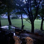 パルティータ - テラスから芝生と河口湖。