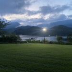 パルティータ - テラスから芝生と河口湖。