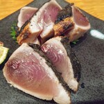 府中日本酒バルTOKUTOUSEKI - 9月のおすすめメニューから
      鰹の塩たたき800円アップ