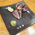 府中日本酒バルTOKUTOUSEKI - 9月のおすすめメニューから
      鰹の塩たたき800円