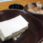 府中日本酒バルTOKUTOUSEKI - 北海道産大豆で作った自家製豆腐
      〈花かつおと柚子ポン酢〉470円