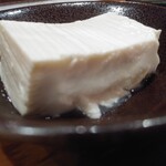 府中日本酒バルTOKUTOUSEKI - 北海道産大豆で作った自家製豆腐
      〈花かつおと柚子ポン酢〉470円アップ