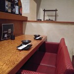 府中日本酒バルTOKUTOUSEKI - カウンター席