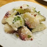 falo - 水茄子と桃のサラダはスパークリングワインによく合います。