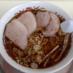 三日月軒 - 中華そば 大盛(900円也) 色は濃いめだが以外とあっさりでうま口‥