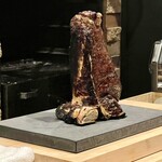 パルコ フィエラ - 栗山町グラスフェッド経産牛Lボーンリブロース　塩のみで　遠火の強火で休ませずに焼いたそうです