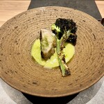 パルコ フィエラ - 薪焼き目抜け　ブロッコリー　備長炭焼きトランペットズッキーニソース　ローズマリーパウダー　ケールパウダー
